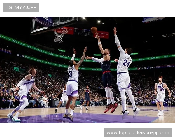 快船临场战术板上，内线保护与外线牵制并行